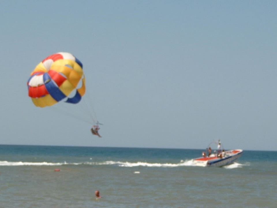 Parasailing am Strand Hotel Grand Side