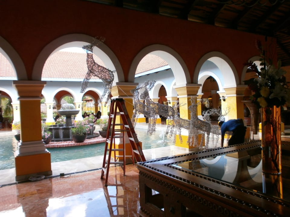 Dekoration für Weihnachten in der Lobby Iberostar Waves Paraiso Beach