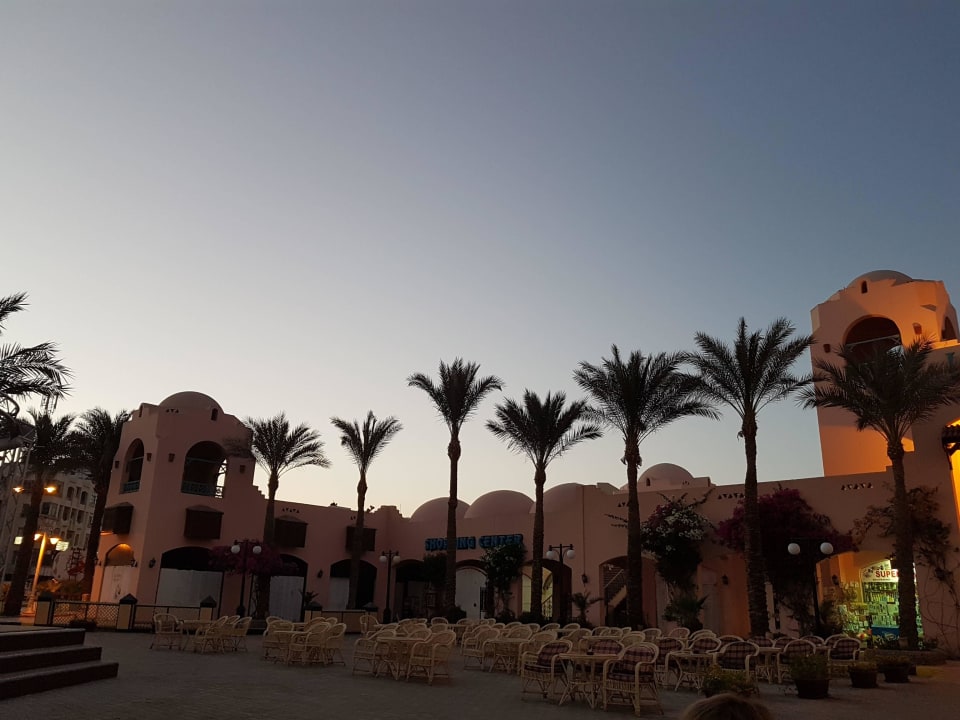Blick auf das Hotel von der Straße  Hotel Le Pacha Beach Resort