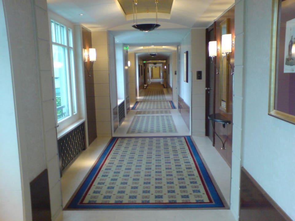 Helle schöne Gänge in der 6.Etage Hotel Adlon Kempinski Berlin