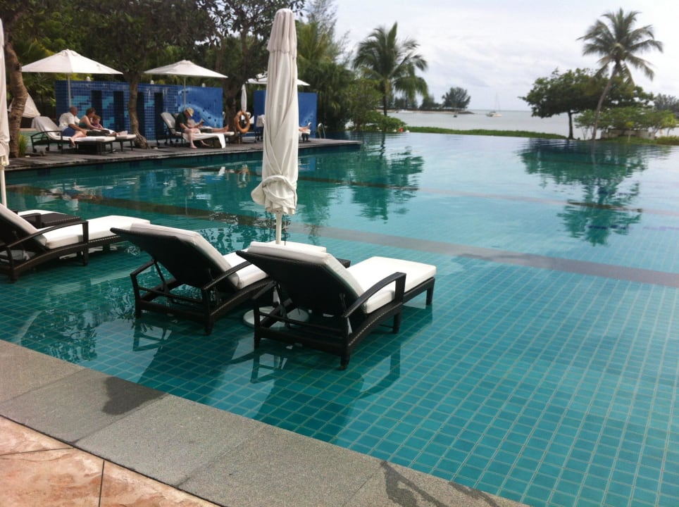 Pool Mit Liegen Im Wasser Hotel The Danna Langkawi Burau Bay Teluk