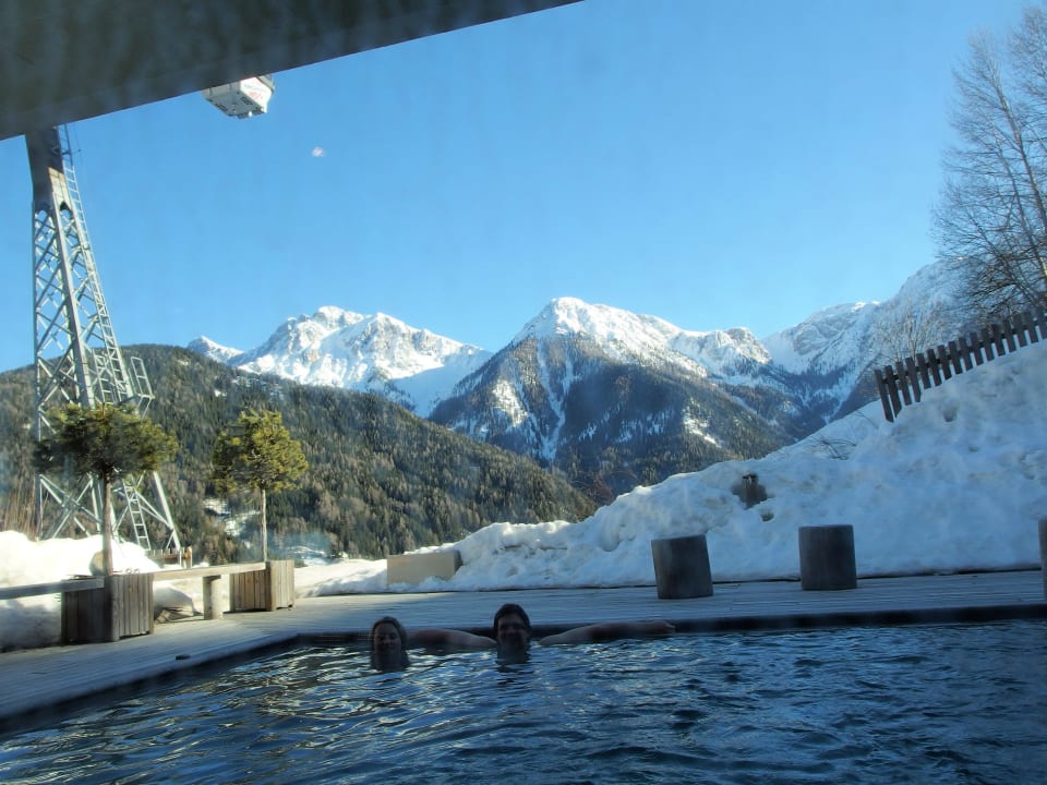 Blick vom Pool zur Piste Berghotel Zirm