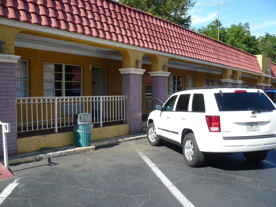 Parkplatz direkt vor dem Zimmer Howard Johnson Inn - Historic St. Augustine FL