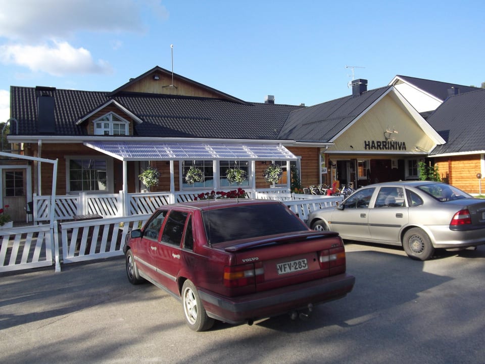 Vor dem Hoteleingang Hotel Harriniva Feriendorf