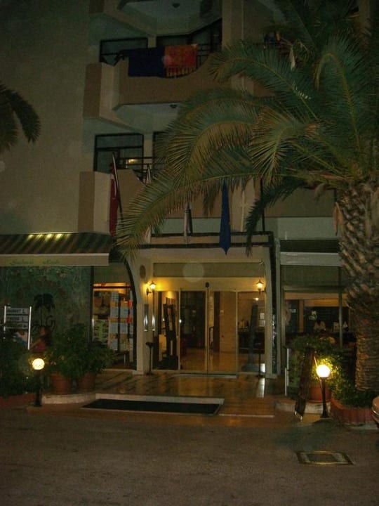 Hotel Eingang abends Gardenia Hotel