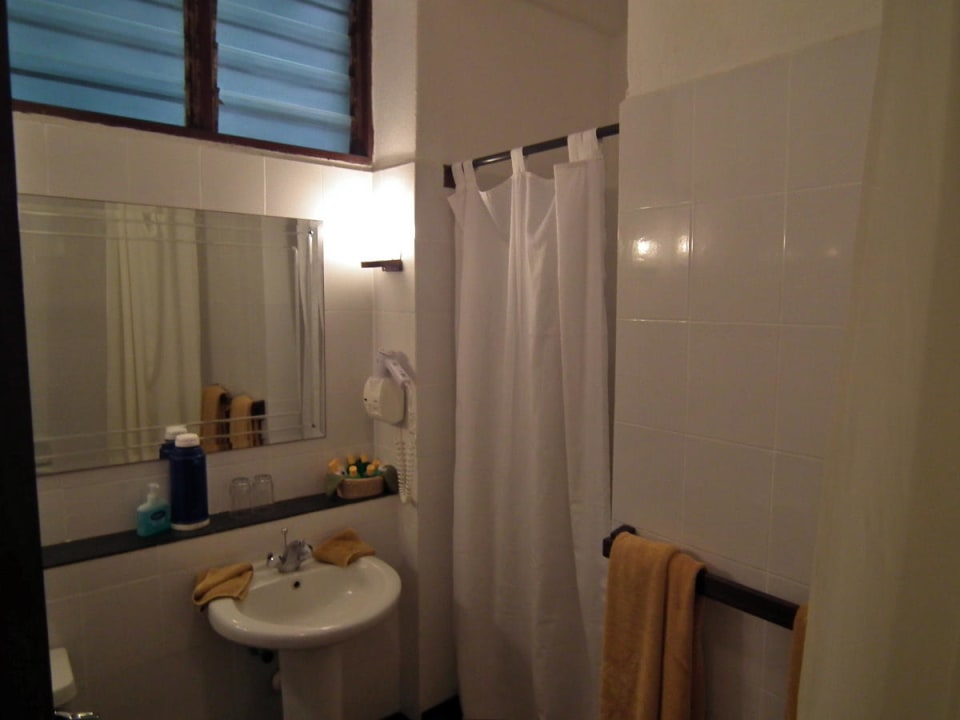 Waschbecken und separate Dusche im zweiten Zimmer Hotel Papillon Lagoon Reef
