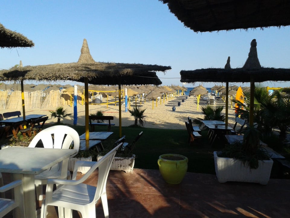Von der Terrasse auf den Strand Hotel Nesrine