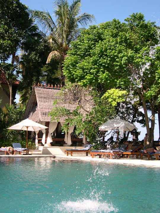 Blick auf Pool mit Massage-Bale Puri Santrian