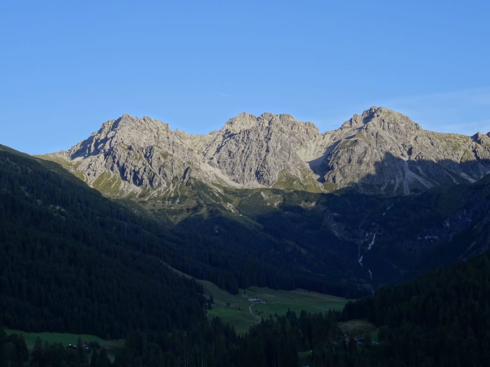 Ausblick vom Hotel mit Schafalpenköpfen IFA Alpenrose Hotel Kleinwalsertal