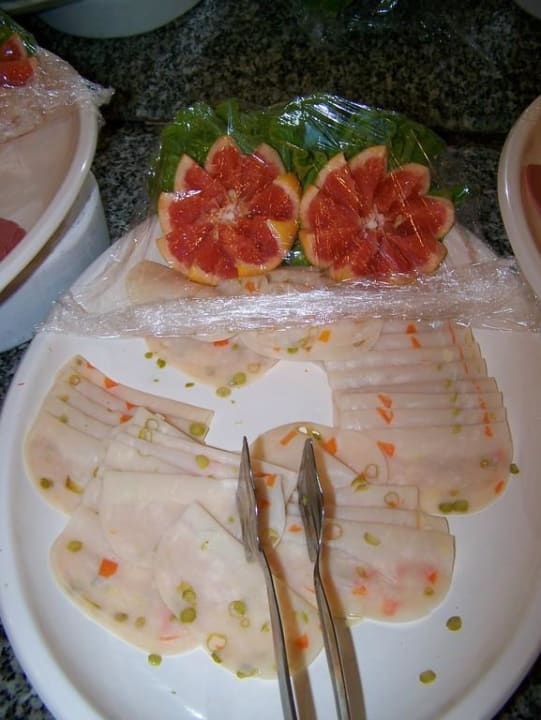 Frühstückswurst mit Obstdeko frisch Hane Family Resort