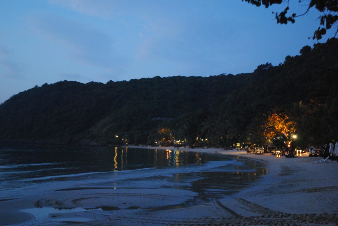 Blick am Abend von einem Tisch des Buzz Le Vimarn Cottages & Spa