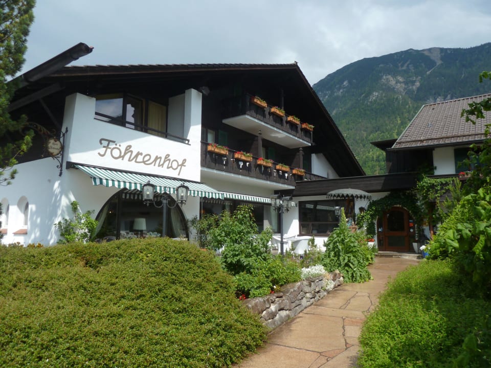 Gepflegte Gartenanlage rund ums Hotel Hotel Föhrenhof