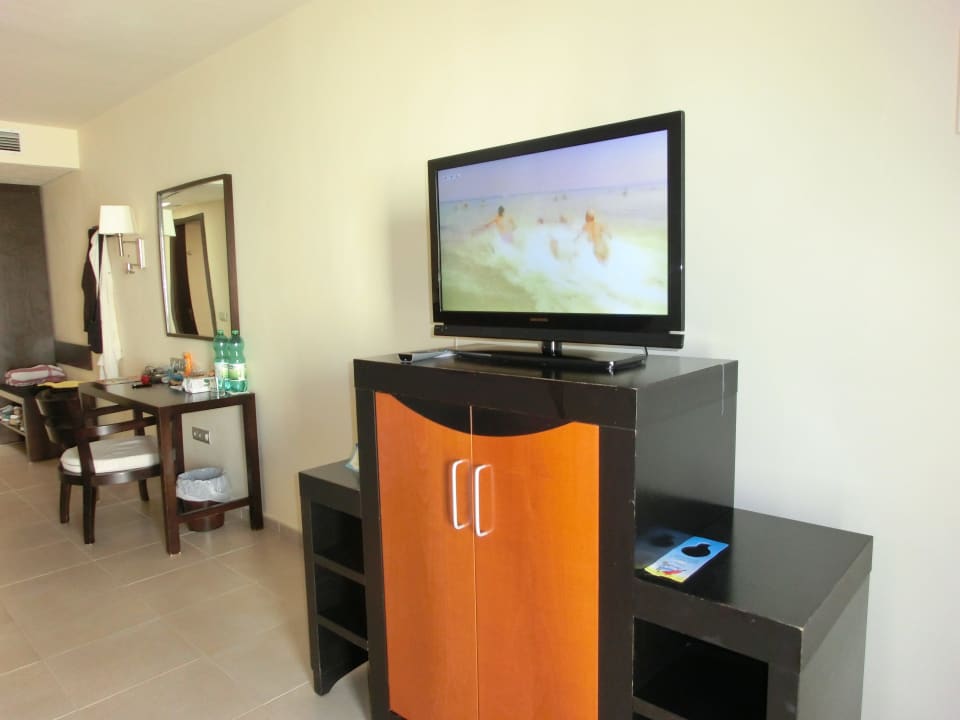 TV, Schrank mit Kühlschrank und Mikrowelle Hotel Las Costas