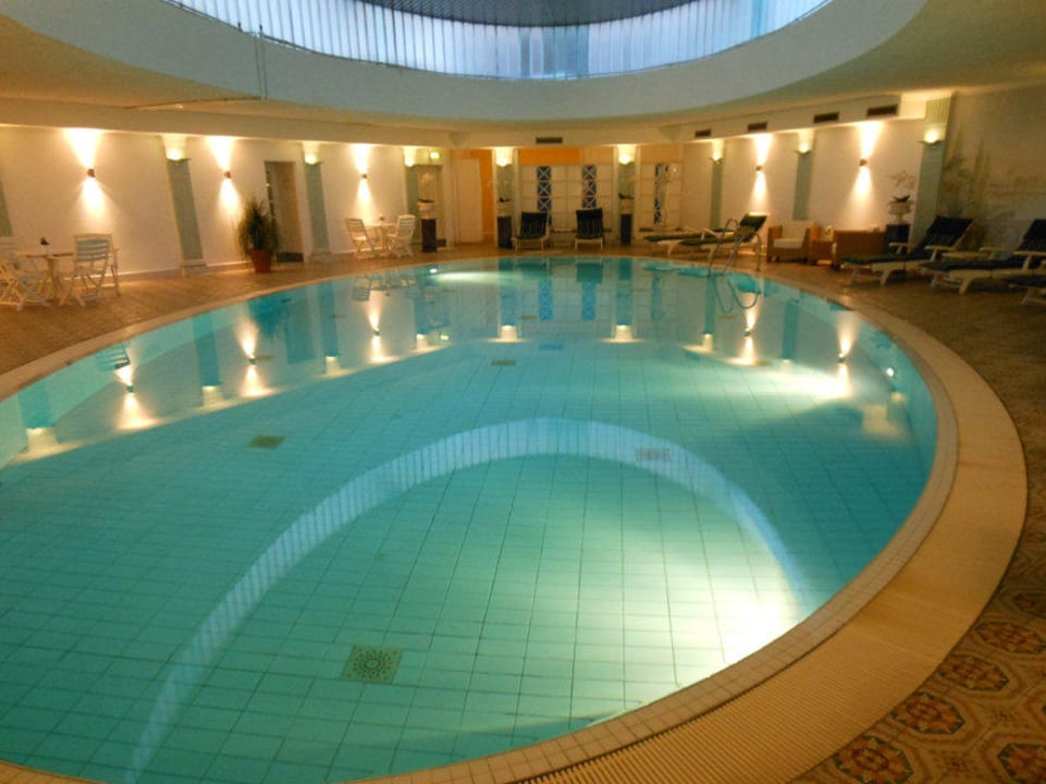 Der großzüge Pool Hotel Bristol Berlin