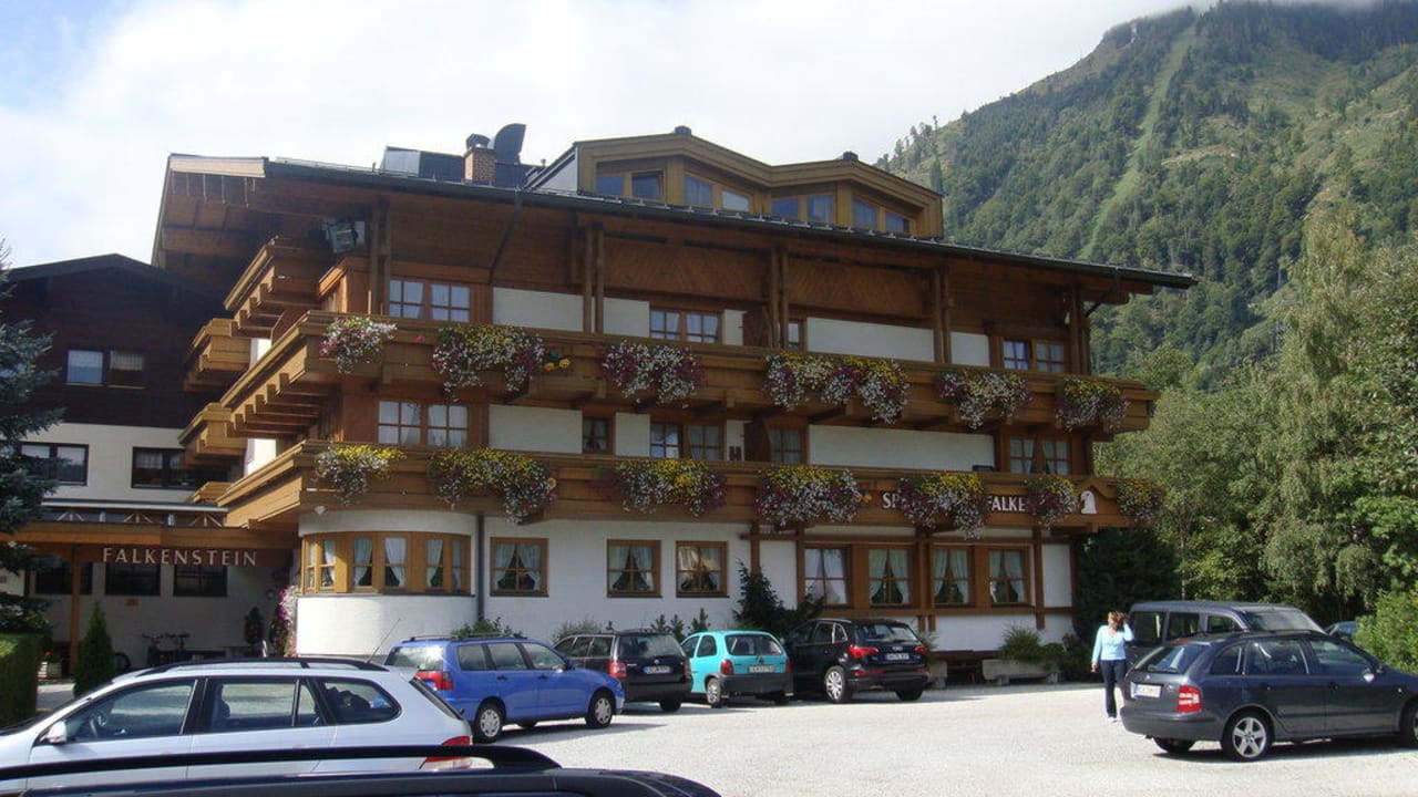 Vom Parkplatz aus Seitenansicht Das Falkenstein