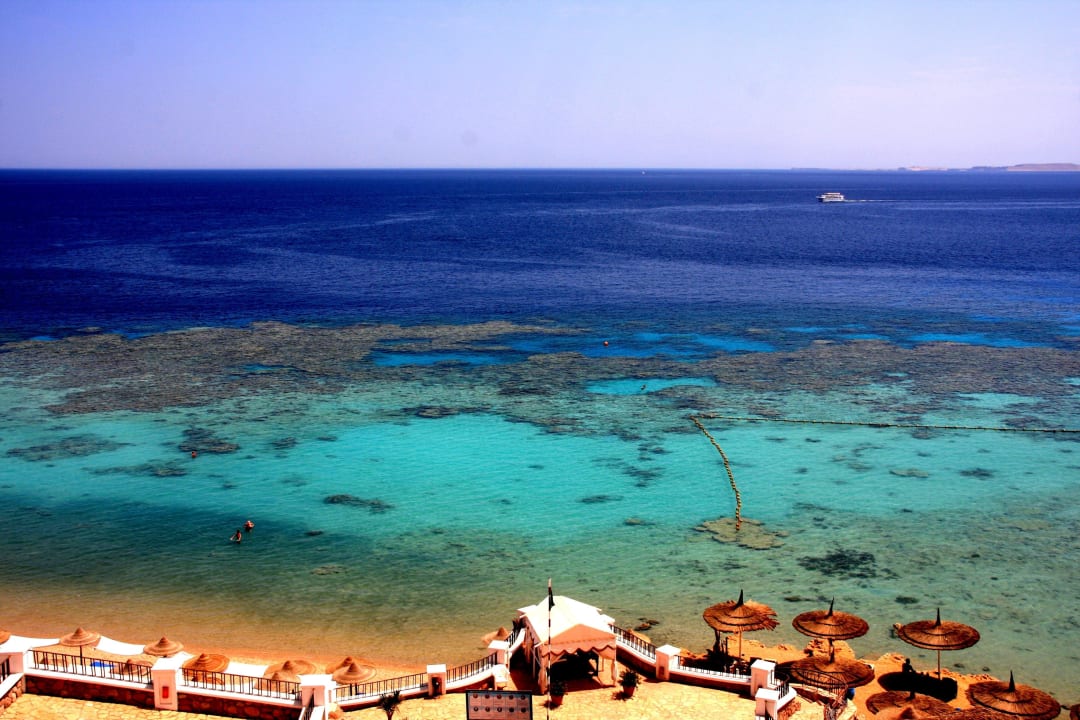 Strand und Meer von der Terrasse aus. JAZ Fanara Resort