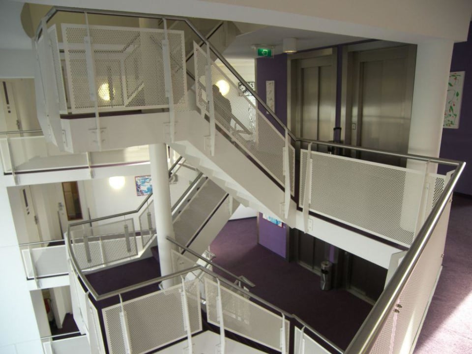 offenes Treppenhaus und zwei Fahrstühle WestCord Art Hotel Amsterdam 3-Star