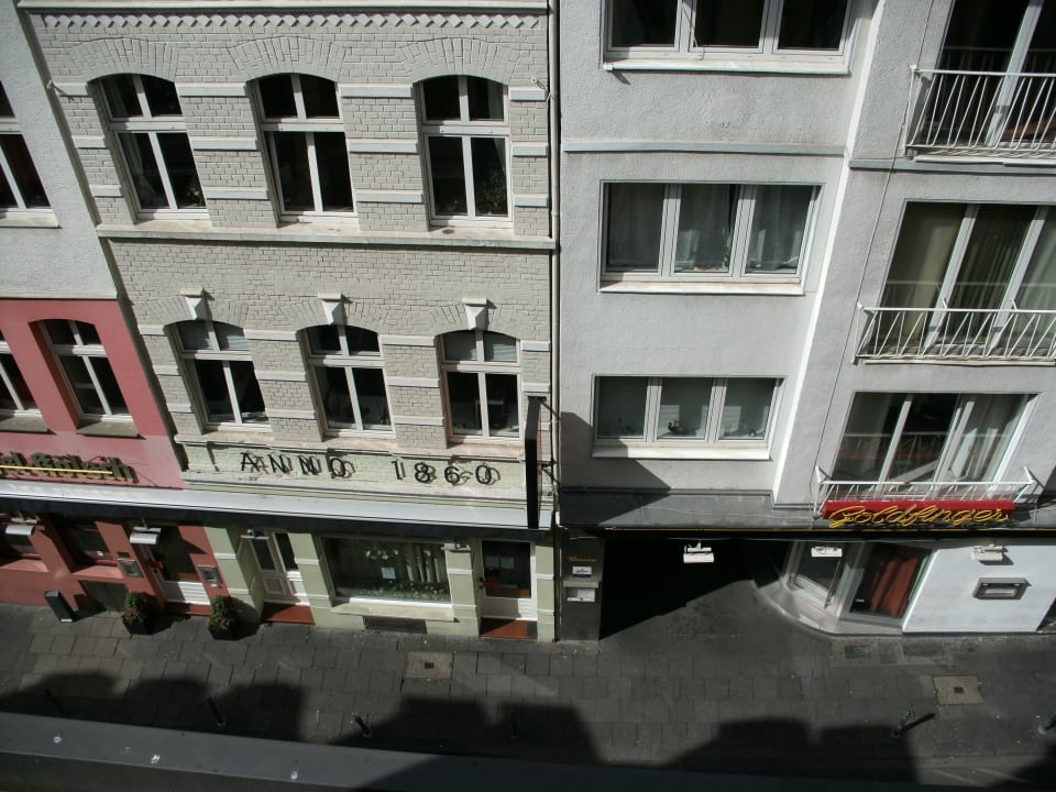 Zimmerblick auf kleine Gasse Lindner Hotel Cologne City Plaza, part of JdV by Hyatt