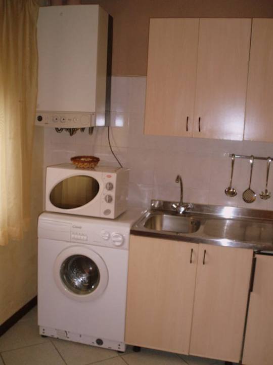 Auch eine Waschmaschine steht in der Küche Casa Vacanze Azimut