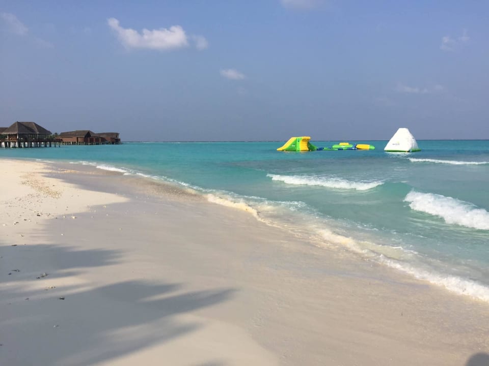Scheußliche Plastikburg am schönen Strand Hideaway Beach Resort & Spa