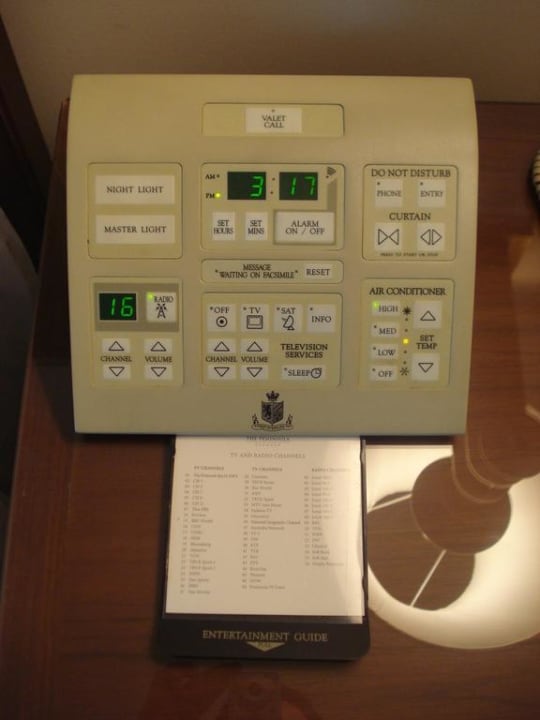 Kommandokonsole neben dem Bett Hotel The Peninsula Bangkok