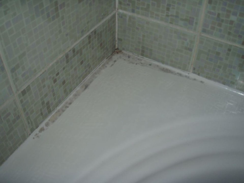 Schimmel in den Ecken der Badewanne! Ghazala Beach