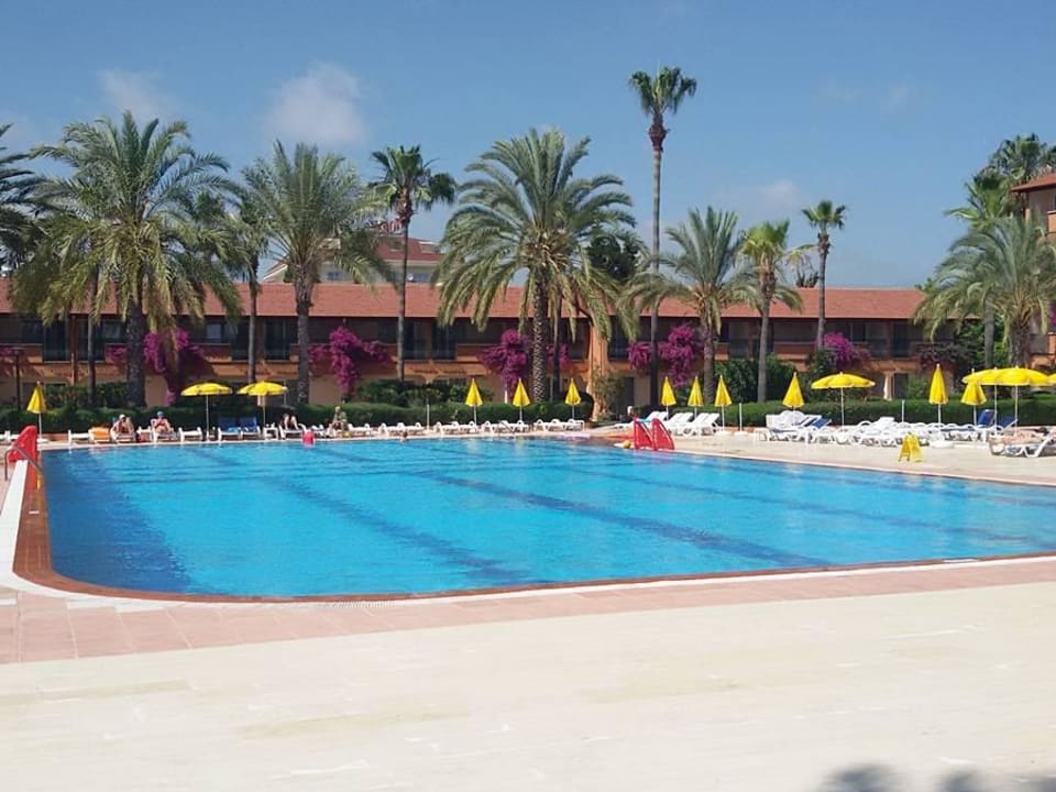 Große Schwimmingpool Club Turtas Beach Hotel