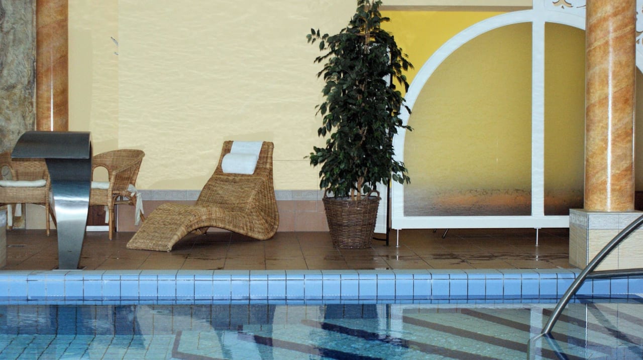 Schöne Liegestühle im Poolbereich Hotel Brunnenhof