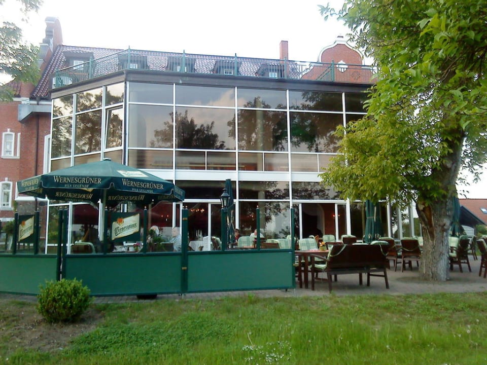 Schloss von hinten mit Restaurant/Terrasse Hotel Schloss Herrenstein