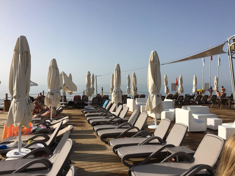 Liegen auf dem Steg VONRESORT Golden Beach