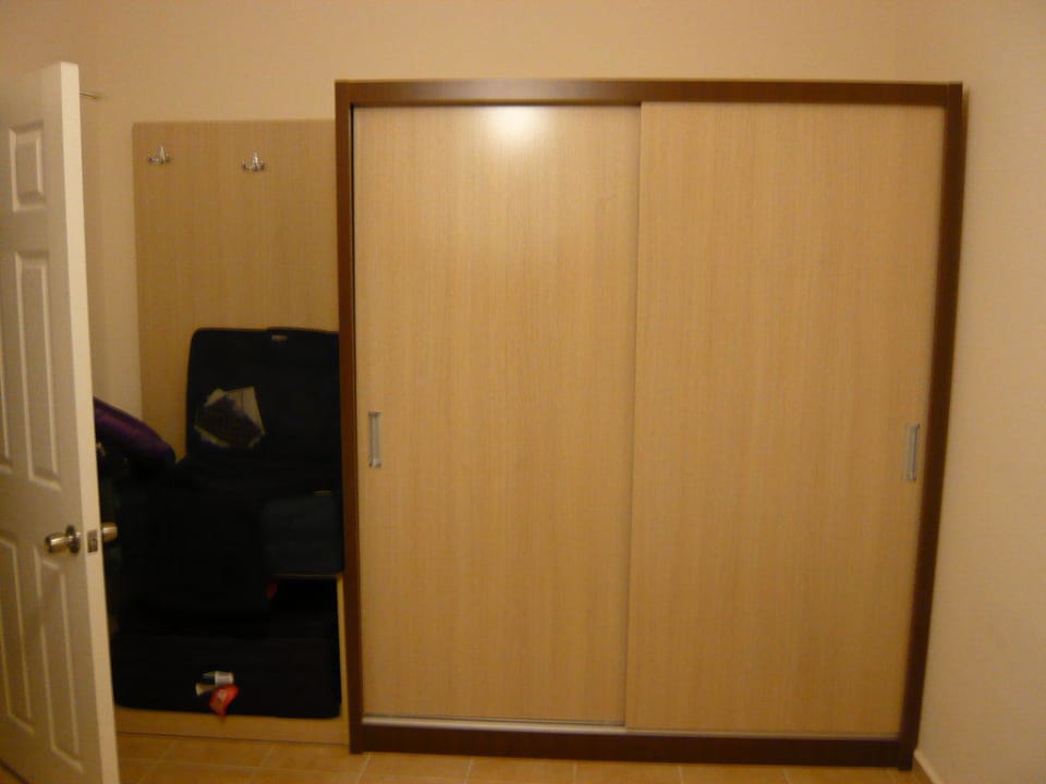 Teilfoto von einem der 2 Schlafzimmer im neuen Appartement Hotel Sirma