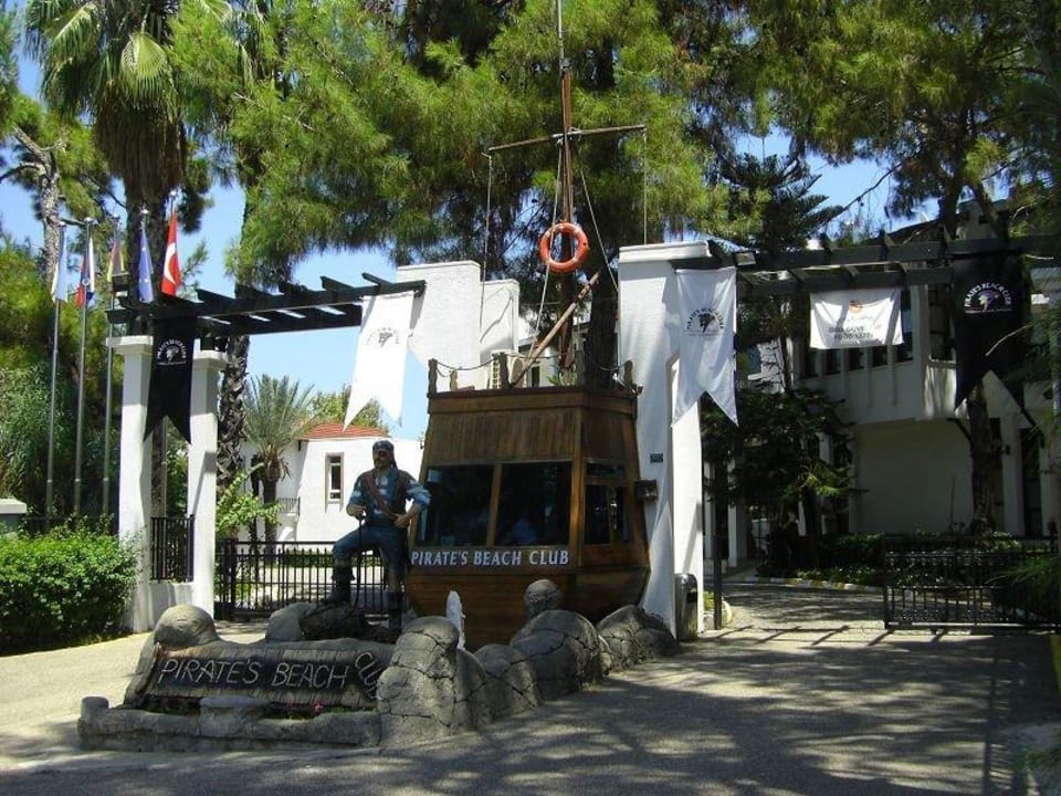 Haupteingang Pirate's Beach Club