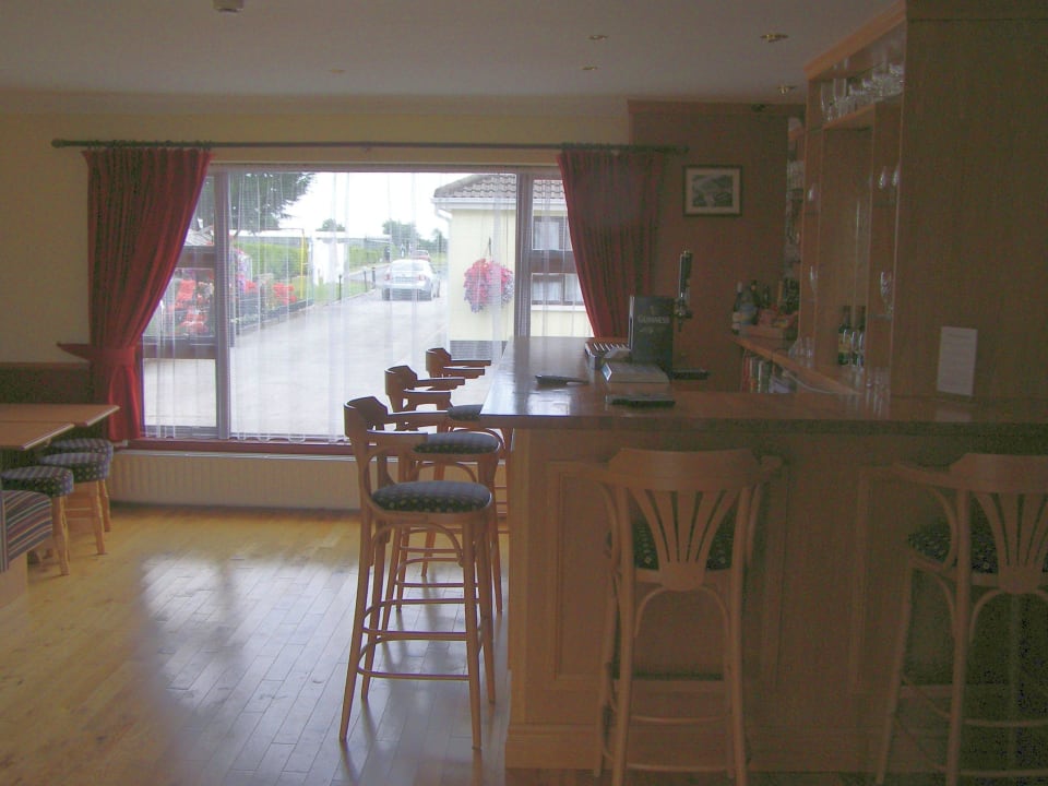 Bar + TV Hillview House