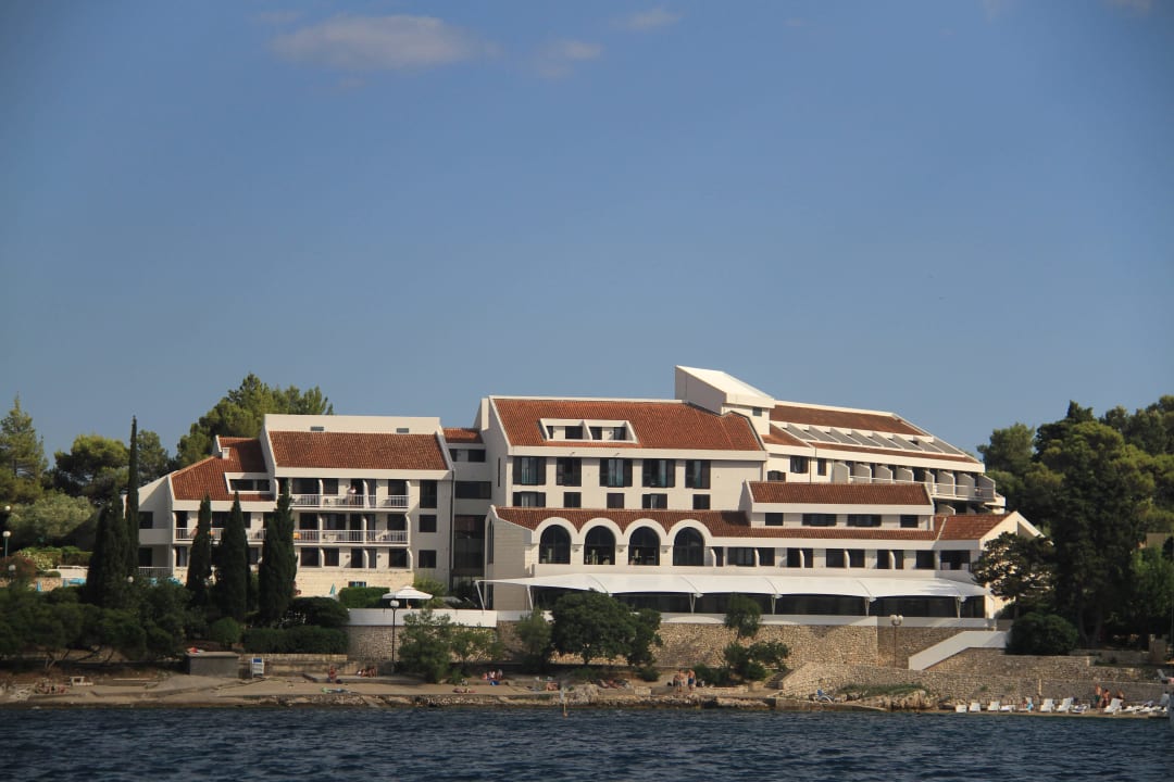 Pohled z moře (foceno z lodi na Vrnik) Aminess Younique Liburna Hotel
