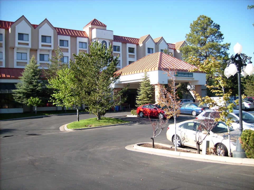 Blick auf das Hotel aus Richtung Straße DoubleTree by Hilton Hotel Flagstaff