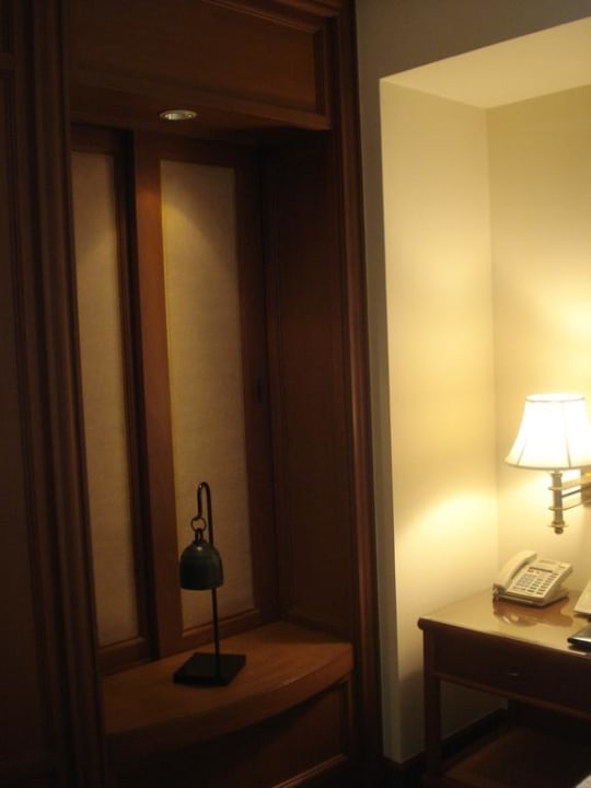 Seitliches Fenster mit geschlossener Holz-Jalousie Hotel The Peninsula Bangkok