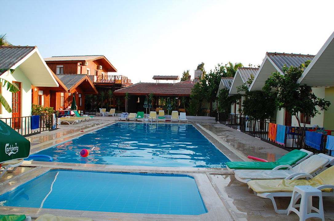 Blick vom Pool auf den Küchenbereich Dream Park Bungalow Hotel