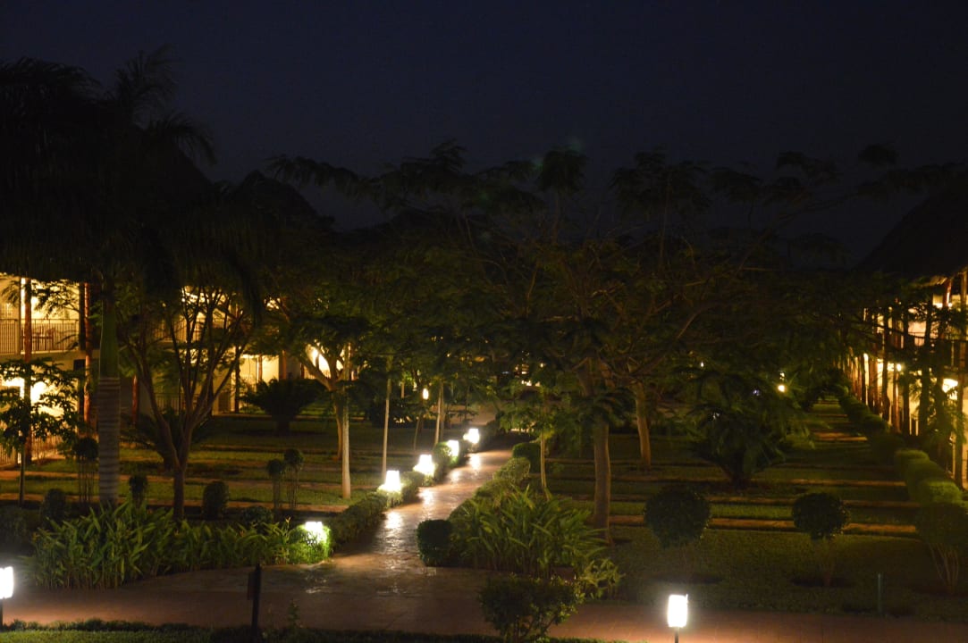 Bungalowhäuser bei Nacht TUI Blue Bahari Zanzibar