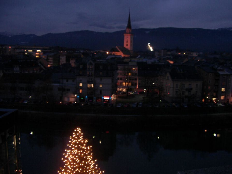 Zimmerausblick bei Dämmerung voco Villach