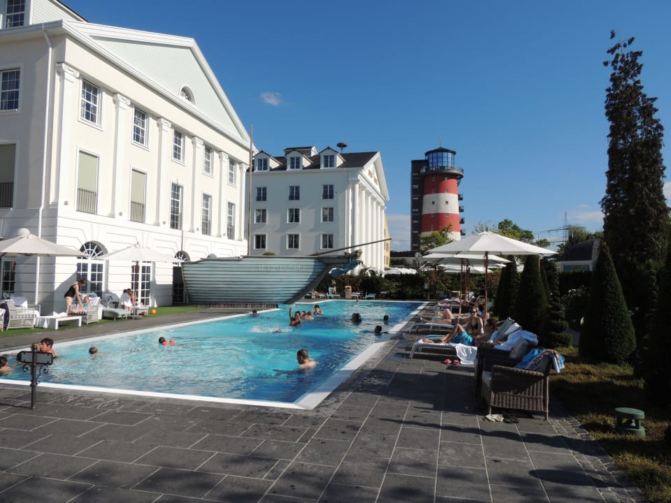 Blick auf die Poolanlage  Hotel Bell Rock Europa-Park