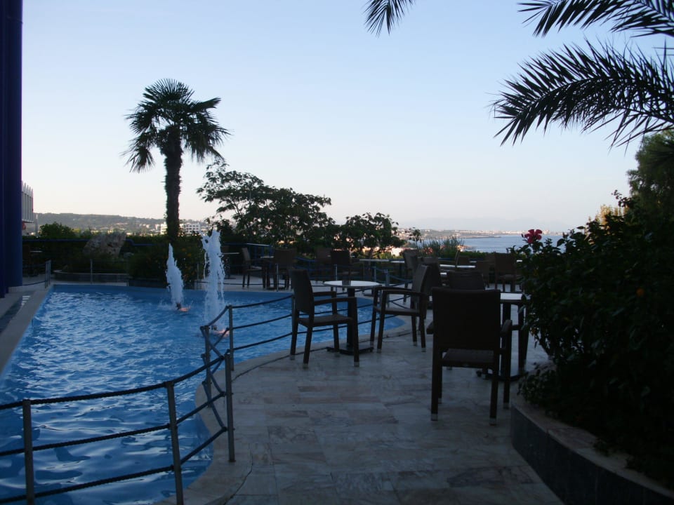 Außenterrasse mit Aussicht Kresten Palace Hotel