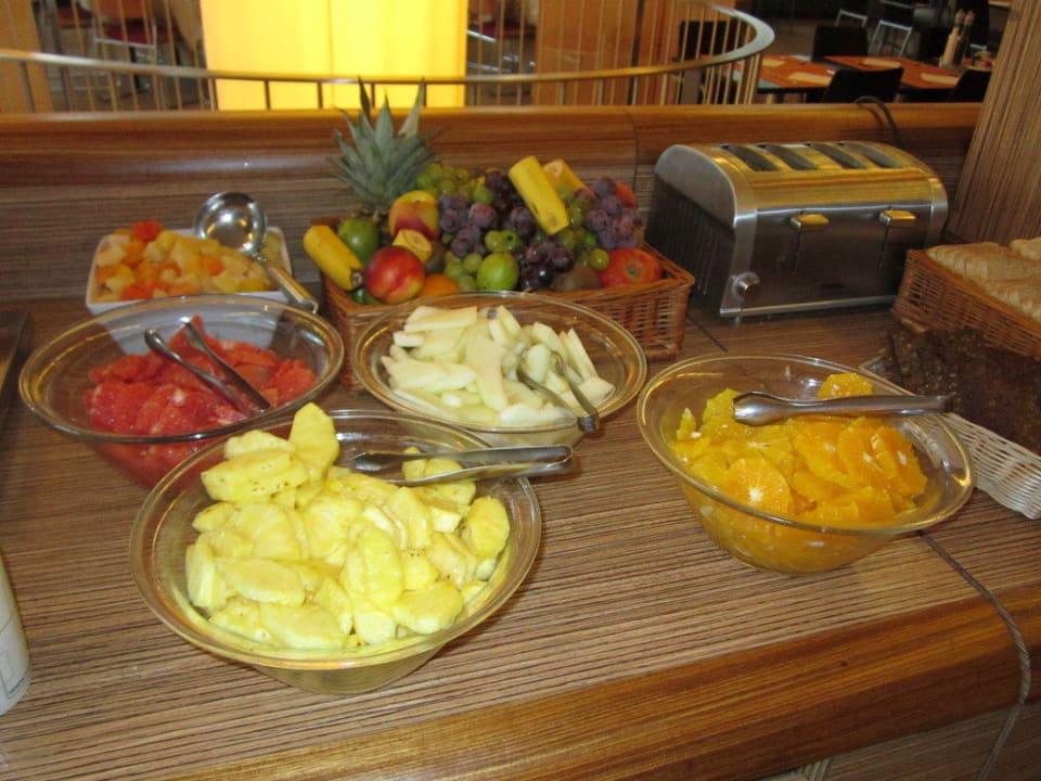 Obstsalat und frisches Obst am Büffet Hotel Novotel Vilnius