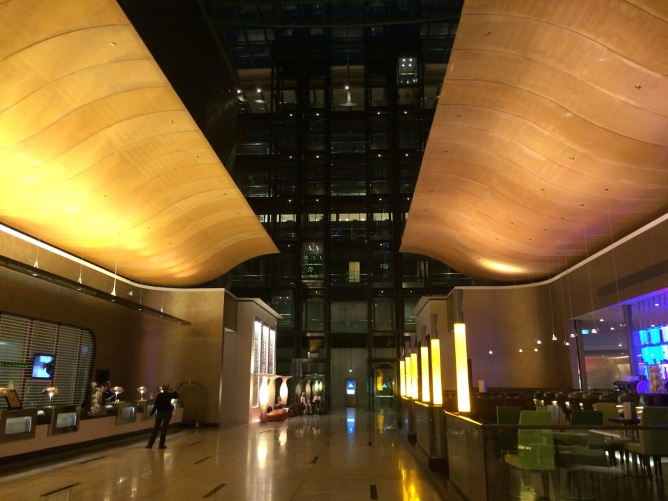 Lobby, Bar und Rezeption bei Nacht  Hilton Frankfurt Airport