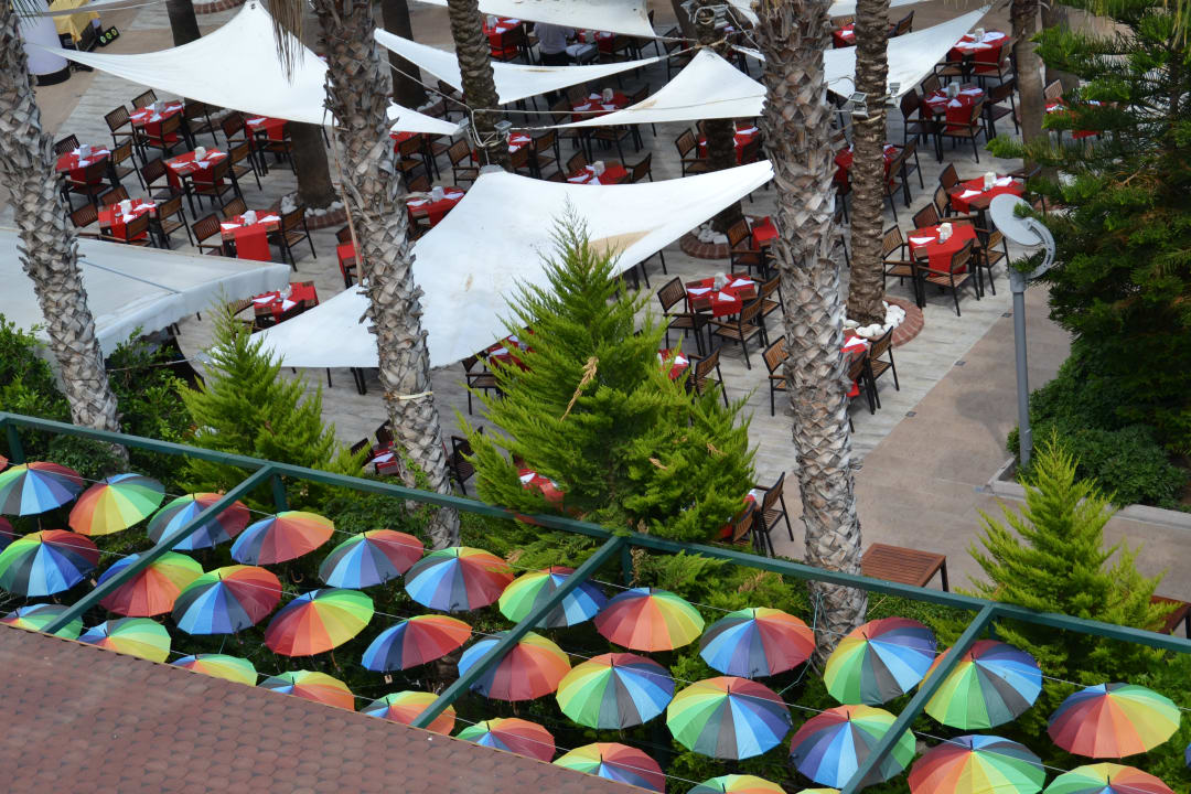 Neue "Schirmallee" mit Poolbar Hane Family Resort