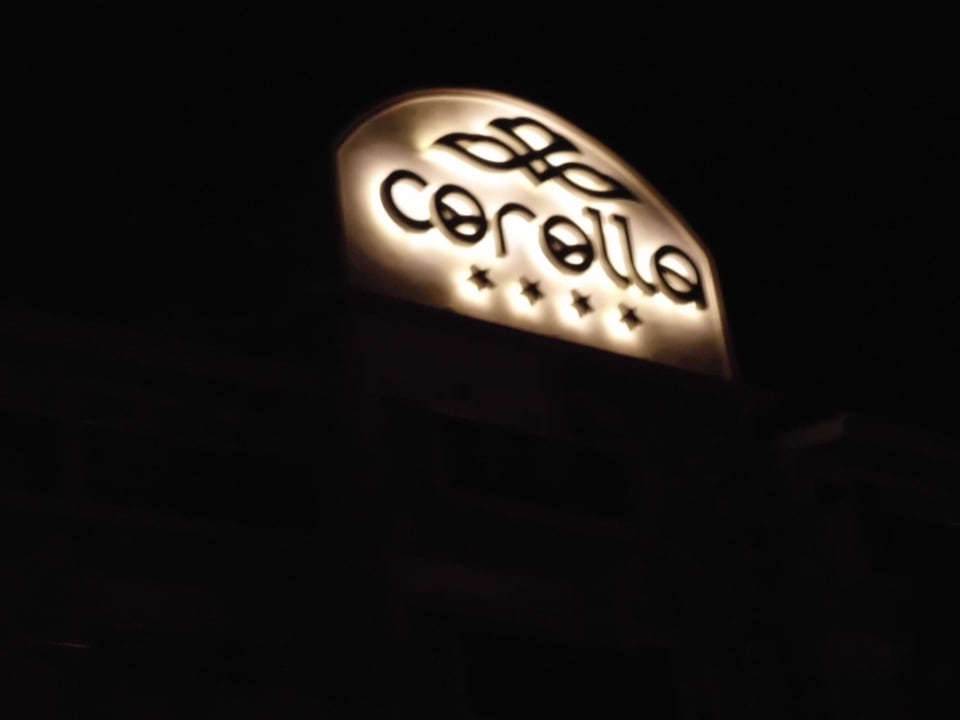 Bei Nacht Seaden Corolla Hotel
