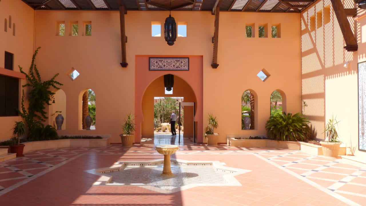 Aussenbereich der Lobby Steigenberger Coraya Beach - Adults only