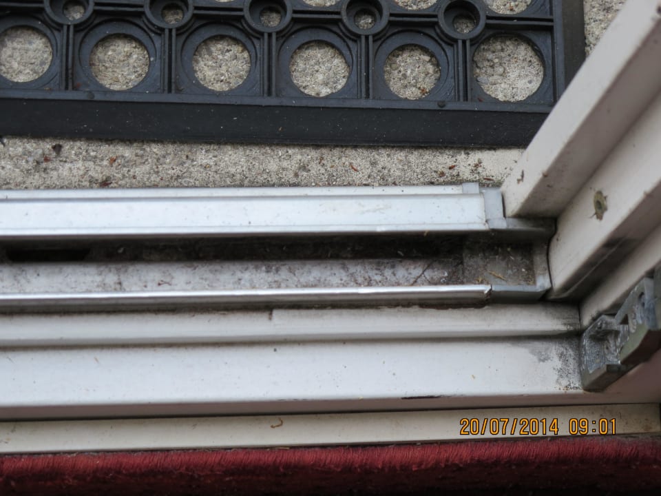 Türrahmen zum Balkon - dreckig + ungepflegt Villa Solln