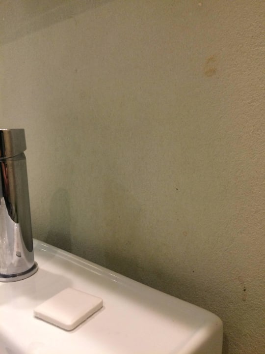 Badezimmer im Detail, ohne Kacheln am Waschbecken Hotel See The Sea - Designed Rooms