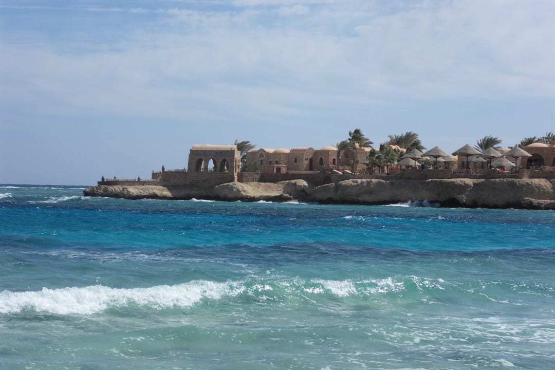 Top of the Rock Bar vom Strand aus Mövenpick Resort El Quseir