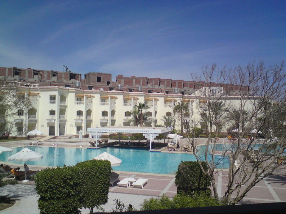 Im Hindergrund der Rohbau von dem anderen Hotel The Grand Hotel Hurghada